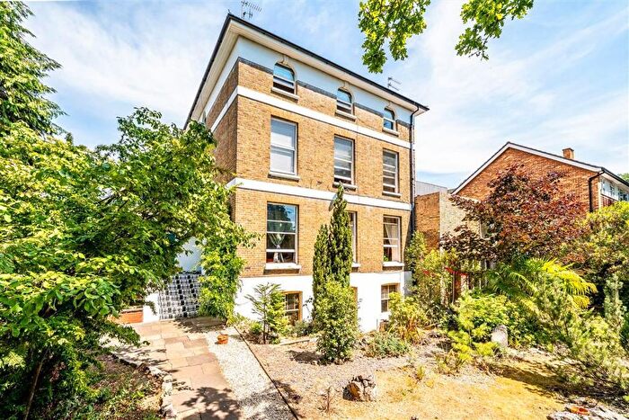 2 Bedroom Flat To Rent In Hampton Road, Teddington, TW11