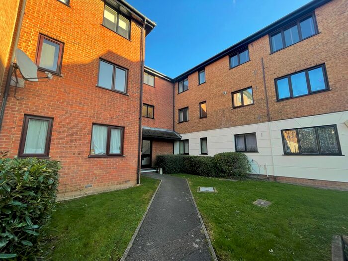 1 Bedroom Flat To Rent In Parrotts Field, Hoddesdon, EN11