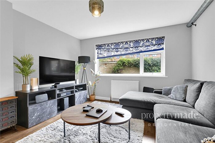 2 Bedroom Flat For Sale In Davmor Court, Boston Manor Road, Brentford, TW8