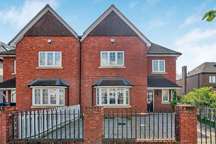 5 Bedroom Semi-Detached House For Sale In Norwood Road, Hanwell, UB2