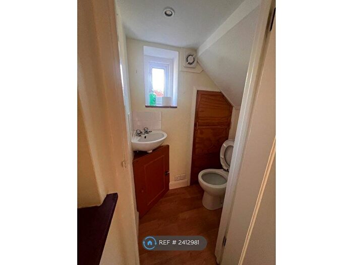 3 Bedroom Semi-Detached House To Rent In Elmbridge Drive, Ruislip, HA4