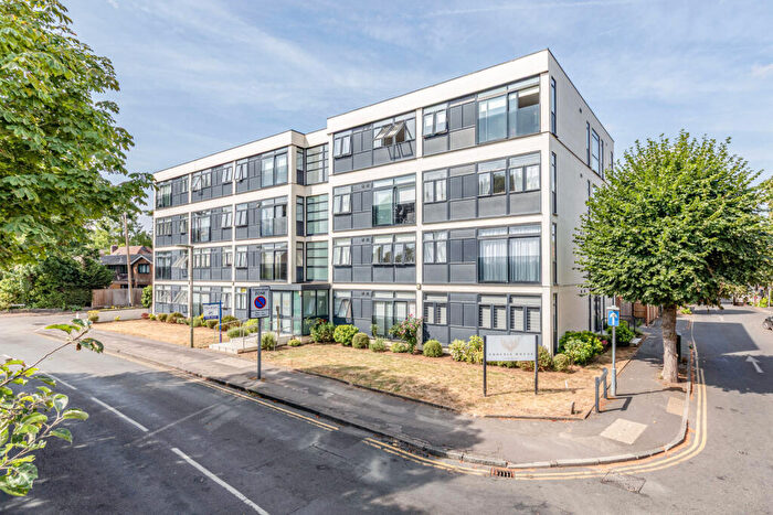 1 Bedroom Flat For Sale In Pyrford Road, West Byfleet, Surrey, KT14