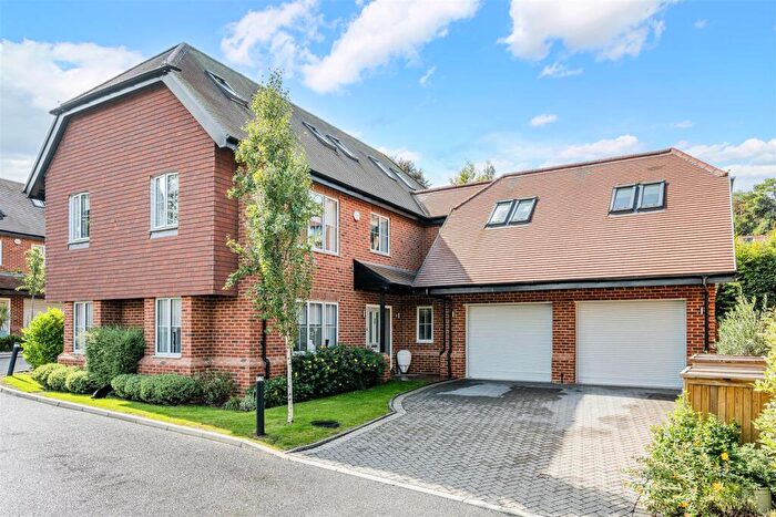 5 Bedroom Detached House For Sale In Caversham Close, Coulsdon, CR5