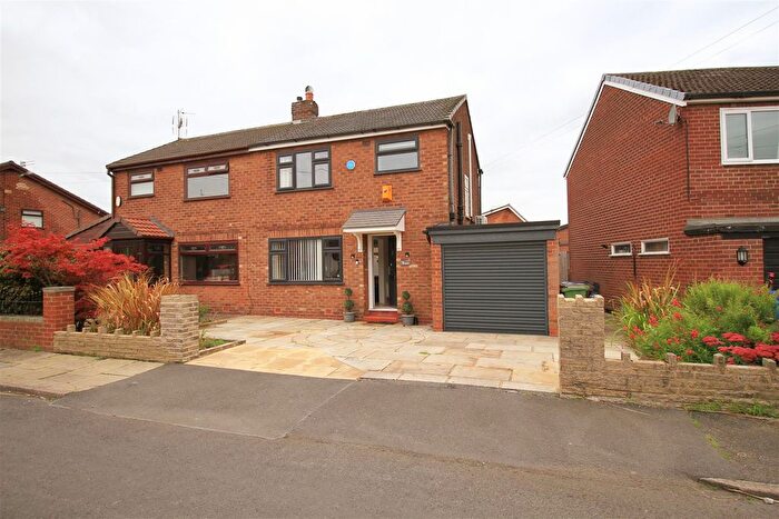 3 Bedroom Semi Detached House For Sale In Brierley Close, Denton, Manchester, M34