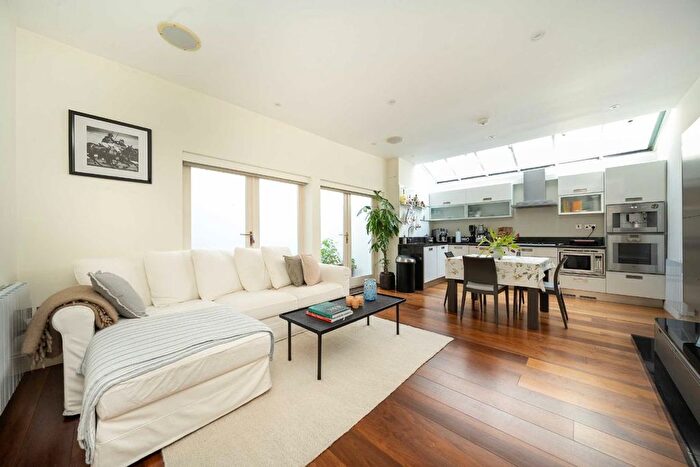 2 Bedroom Flat To Rent In St. Georges Square, London, SW1V