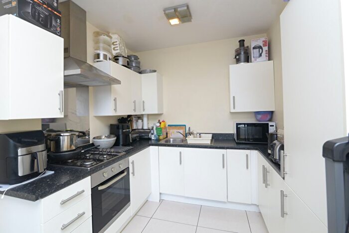 2 Bedroom Flat To Rent In Clock Parade, Enfield, EN2