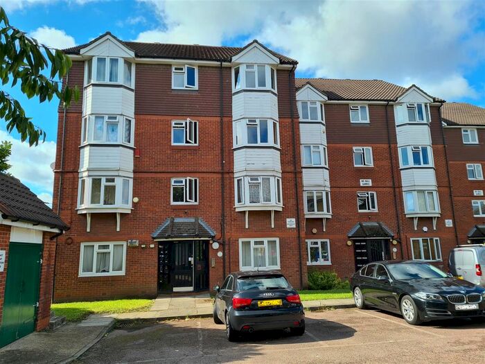 2 Bedroom Flat To Rent In Weald Close, London, SE16