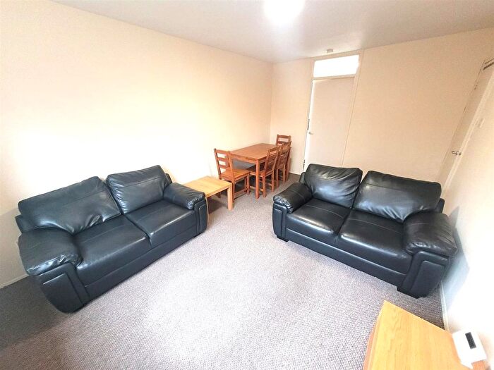 1 Bedroom Flat To Rent In Buckingham Place Apartments, L5