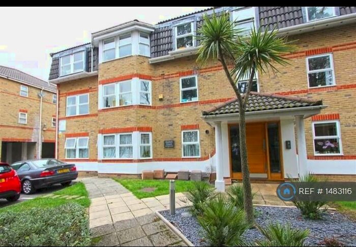 2 Bedroom Flat To Rent In Godwin Court, South Croydon, CR2