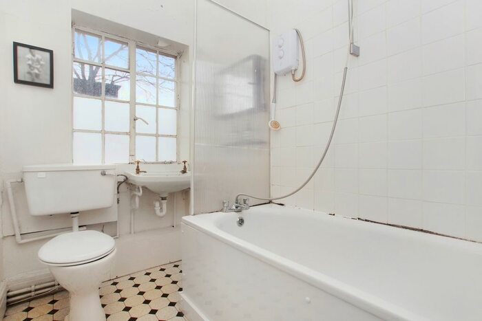 2 Bedroom Flat To Rent In Canonbury Square, London, N1