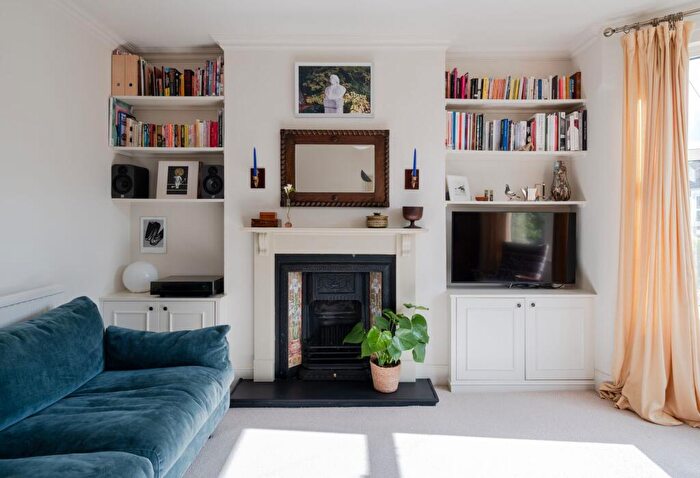 2 Bedroom Maisonette For Sale In Twickenham Road, Leytonstone, London, E11