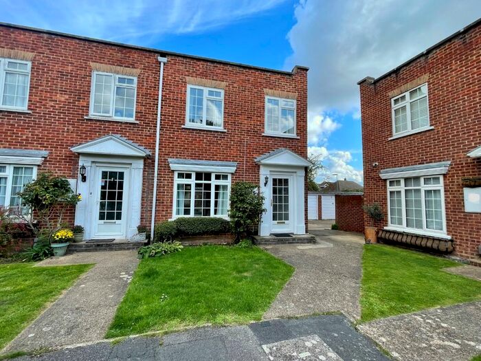 3 Bedroom End Of Terrace House To Rent In Dunboe Place, Shepperton, TW17