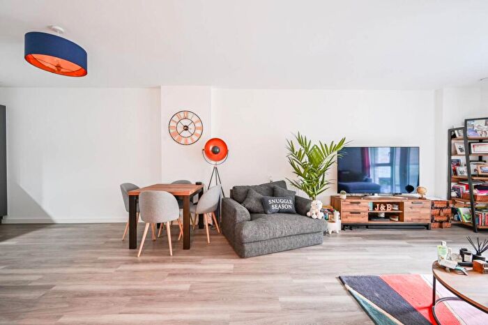 1 Bedroom Flat For Sale In Chamberlain Court, Upton Park, E13