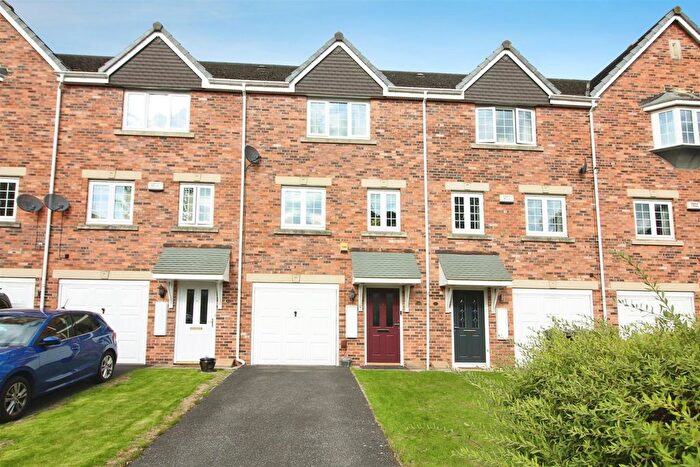 3 Bedroom Town House For Sale In Castle Lodge Court, Rothwell, Leeds, LS26