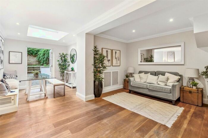2 Bedroom Flat To Rent In Westbourne Park Road, Notting Hill, London, W11