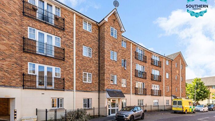 2 Bedroom Flat For Sale In Caspian Way, Purfleet, RM19