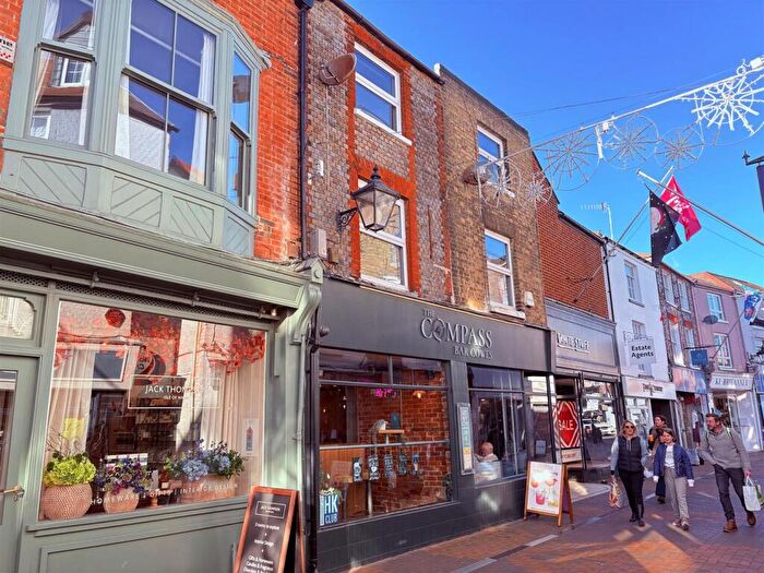 2 Bedroom Apartment To Rent In High Street, Cowes, PO31