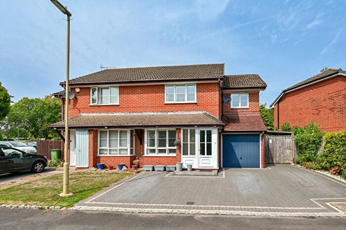 3 Bedroom Semi-detached House For Sale In Farnborough, Hampshire, GU14