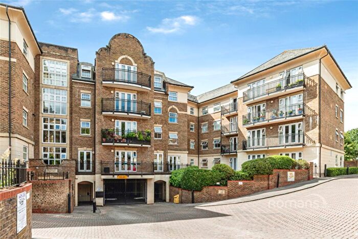 2 Bedroom Flat To Rent In Carmelite Drive, Reading, Berkshire, RG30