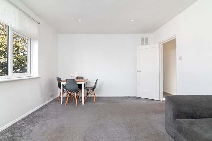 3 Bedroom Flat To Rent In Elms Road, London, SW4