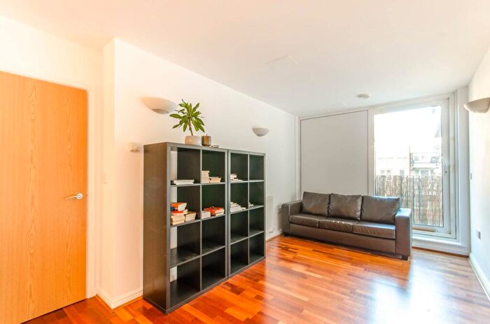 2 Bedroom Flat To Rent In Richmond Road, Dalston, London, E8