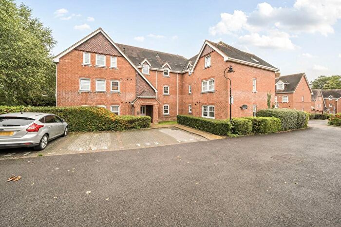 2 Bedroom Apartment For Sale In Campbell Fields, Aldershot, GU11