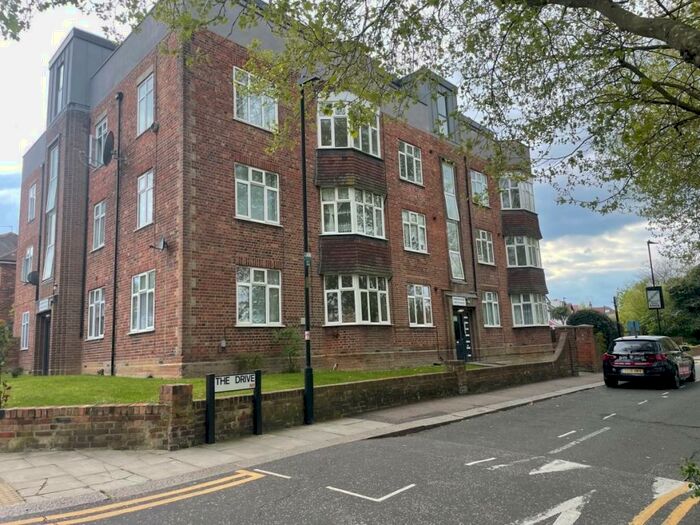 2 Bedroom Flat To Rent In Warwick Court, Bounds Green, N11