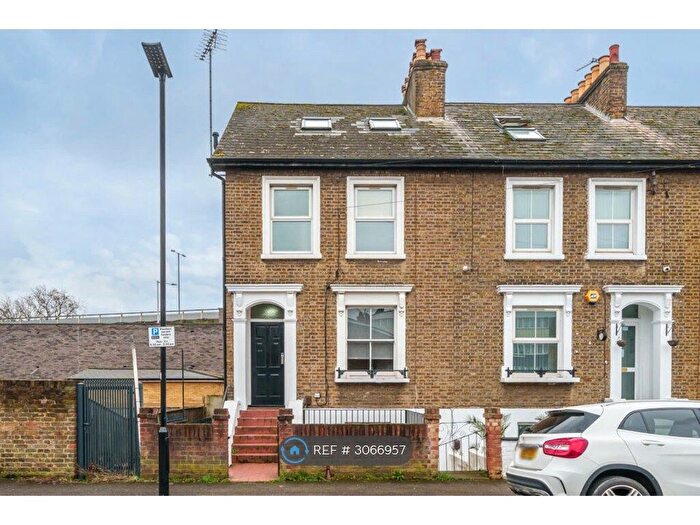 Studio To Rent In Boston Park Road, Brentford, TW8