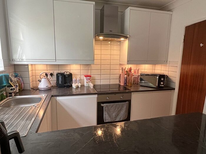 1 Bedroom Flat To Rent In The Avenue, Worcester Park, KT4