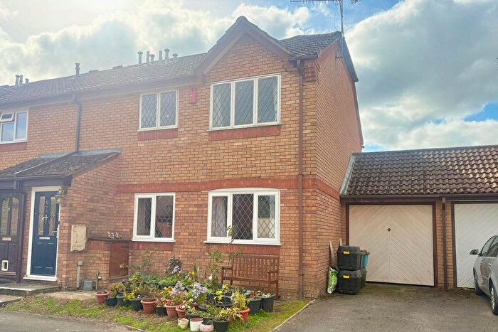 2 Bedroom Maisonette For Sale In Stockwood Way, Farnham, Surrey, GU9