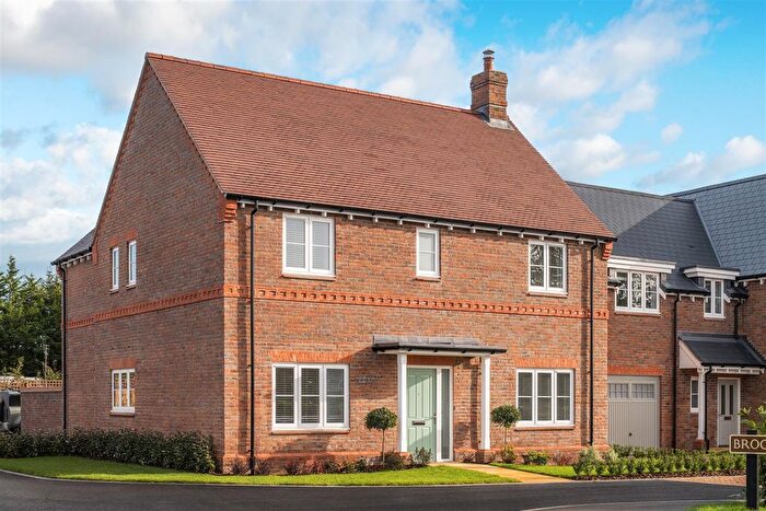 4 Bedroom Detached House For Sale In New Road, Aylesbury, HP17