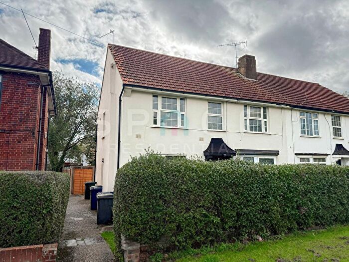 2 Bedroom Maisonette For Sale In The Fairway, London, NW7
