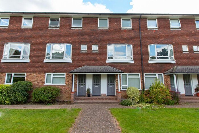 2 Bedroom Flat To Rent In Queens Court, Queens Road, Haywards Heath, RH16
