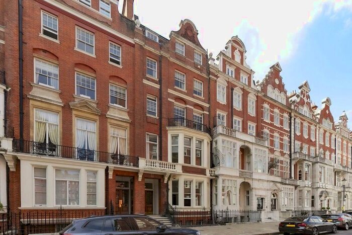 2 Bedroom Flat To Rent In Cadogan Square, London, SW1X