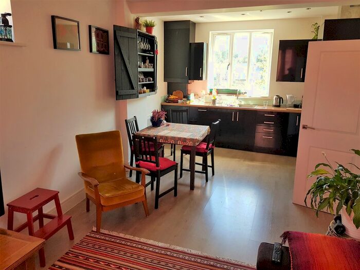 2 Bedroom Flat To Rent In Lawrence Yard, London, N15