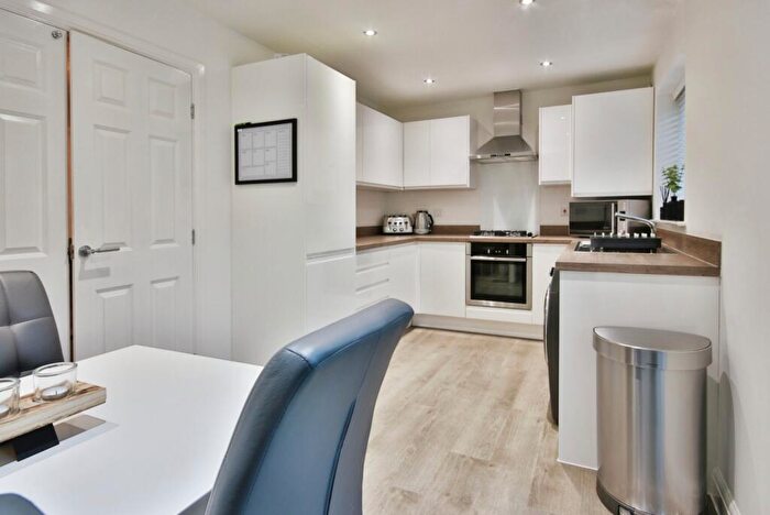 3 Bedroom Semi-Detached House For Sale In Grosvenor Road, Kingswood, Hull, HU7