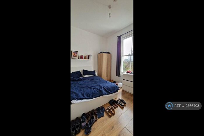 3 Bedroom Flat To Rent In Graham Road, London, E8