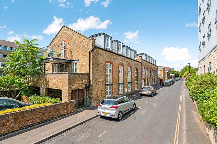 2 Bedroom Flat For Sale In Baptist Court, Brentford, TW8