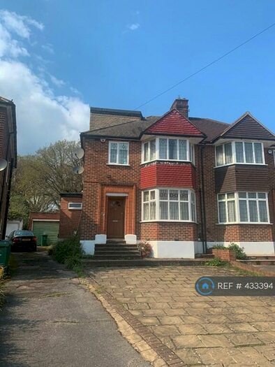 4 Bedroom Semi-Detached House To Rent In Linkside, London, N12