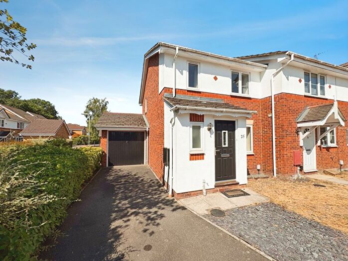 3 Bedroom End Of Terrace House For Sale In Gloster Close, Ash Vale, Surrey, GU12