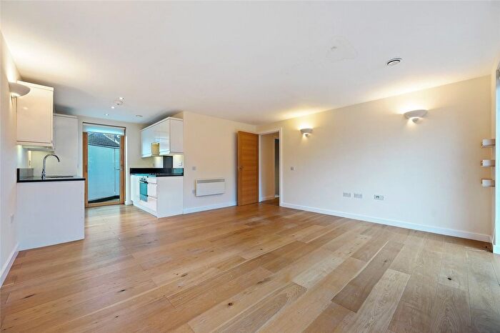 3 Bedroom Flat To Rent In Oxford House, Hammersmith Bridge Road, London, W6