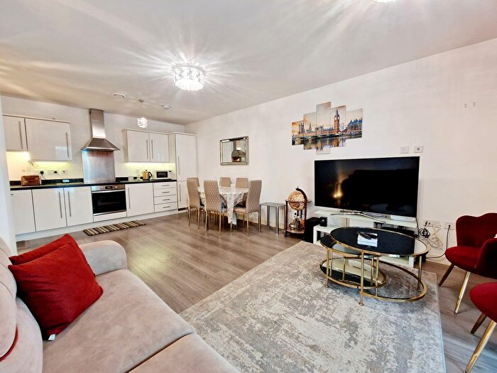 2 Bedroom Flat To Rent In Westgate House, Brentford, TW8