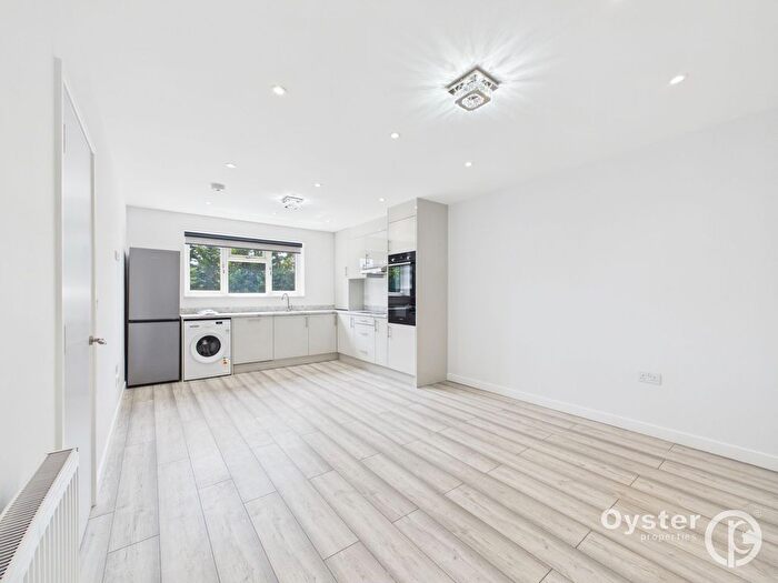 3 Bedroom Flat To Rent In Whitchurch Lane, Edgware, HA8