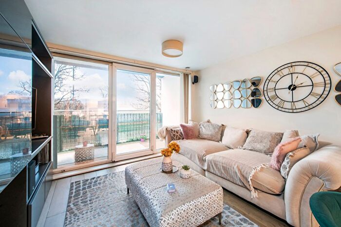 2 Bedroom Flat To Rent In Holland Gardens, Brentford, TW8