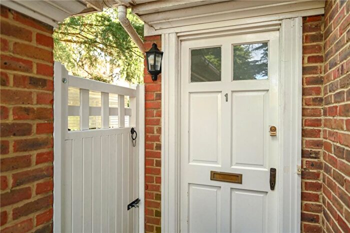 2 Bedroom Apartment To Rent In Rosslyn Park, Weybridge, KT13
