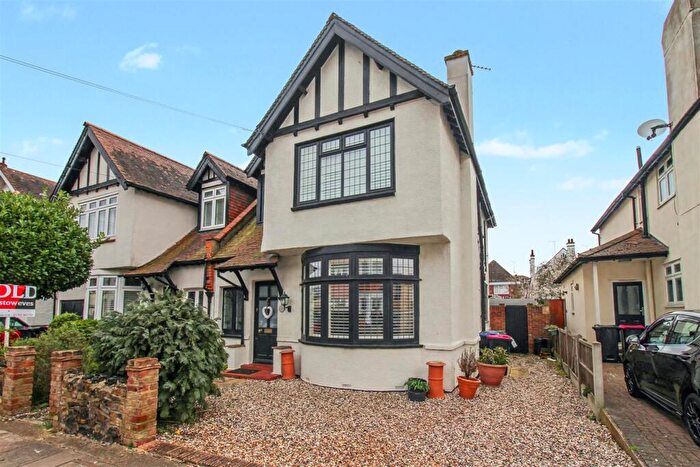 4 Bedroom Semi Detached House For Sale In Sunningdale Avenue, Leigh-On-Sea, SS9