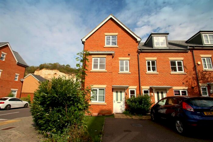 4 Bedroom End Of Terrace House To Rent In Butlers Park Way, Strood, Rochester, ME2