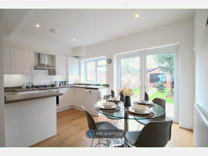 3 Bedroom Terraced House To Rent In Hazel Bank, Surbiton, KT5