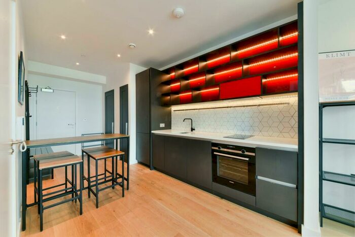 Apartment To Rent In Defoe House, London City Island, London, E14