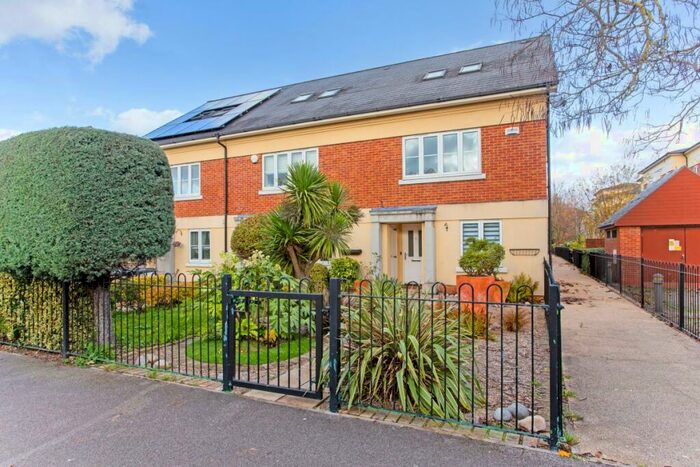 3 Bedroom End Of Terrace House To Rent In Canterbury Mews Windsor, SL4